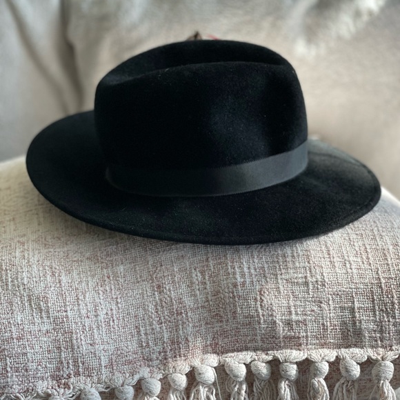 Burberry’s Rabbit feather fedora - Picture 5 of 8